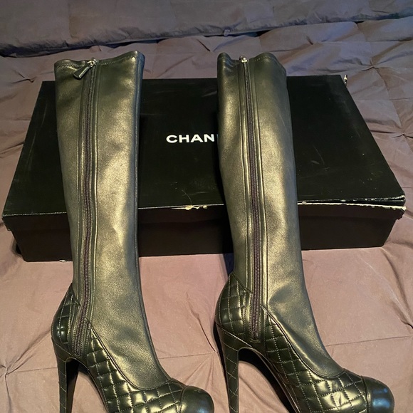 NIB Chanel High Quilted Lambskin Boots Size 37.5 - Picture 4 of 11